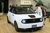 今はなき「Hondaウエルカムプラザ青山」にて催されたデザイナートークイベントにて、会場に展示された「ホンダe」。ロボットの「ASIMO（アシモ）」にも通じる、素晴らしい一台だった。