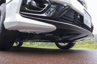 フロントバンパー下部にはホイールハウスを通る風を整流する「エアロボトムフィン」（白い部分の突起）と車体下面に速い空気の流れを生み出して直進安定性を高める「エアロスロープ」（黒い部分の凹凸）が備わる。