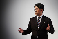 2023年2月の新体制発表会にて、プレゼンテーションを行うトヨタ自動車の佐藤恒治社長。