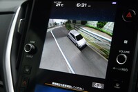 フロントとサイド、リア、トップ、前側方警戒アシストの5種類の視点が選べる。