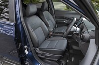 疲れにくさが自慢という日産の「ゼログラビティーシート」はゆったりとしたサイズが自慢。ただし、標準装備のファブリックと合皮のコンビシートは座面と背もたれがだいぶ硬い。