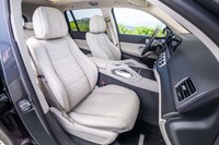 シート表皮は試乗車の「マキアートベージュ／マグマグレー」のほか「ブラック」も選べる（いずれも本革）。ヒーター／ベンチレーターは標準装備だ。