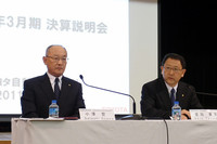 決算説明会に臨む、トヨタ自動車取締役社長の豊田章男氏（写真右）と同副社長の小澤哲氏。