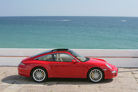 通常はブラックアウトされるサイドウィンドウ上のアーチが、このタルガでは磨き上げられたアルミトリムで彩られ鮮やかに輝く。4WD専用のワイドボディとの組み合わせは911ラインナップにおけるひとつのステイタス・シンボルといえよう。