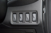 アイドリングストップ機構やプリクラッシュセーフティーシステムのオン／オフスイッチ。「ルノー・ルーテシア」のスピードリミッターのスイッチと同じ形状のものが使われていた。