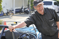 「ほら、軽いでしょう？」とテスト車を手で押してみせる、ケータハムカーズ ジャパンのジャスティン・ガーディナー氏。