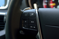 ステアリングホイールの左側スポークには、全車速追従機能付きアダプティブ・クルーズコントロールのスイッチが配される。