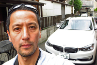 
    「BMW 3シリーズGT」と記念撮影。この角度だとふつうの3シリーズと大差ないが、その実態は、次のページの写真をご覧あれ。
    