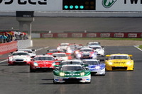 GT500クラスのスタートシーン。初めての試みとして導入されたノックダウン方式の予選を制した、No.18 TAKATA 童夢 NSX（道上龍/小暮卓史組）は、今シーズン5回目のポールポジション。同一車種最多記録となった。