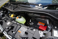 フロントボンネットの下に収納スペースはない。バッテリーやブレーキフルードのタンクなどが収まっている。