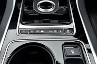 ダイヤル式のシフトセレクターの手前に備わる「JaguarDriveコントロール」のスイッチ。「スタンダード」「エコ」「ダイナミック」「ウインター」の4つの走行モードが用意されている。