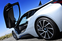 ドアは跳ね上げ式。ボタン操作で軽くポップアップさせた後、手動で上方へと持ち上げる。
    