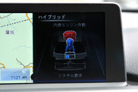 電力だけで最高75km/hで、3〜4kmの走行が可能。ドライビングパフォーマンスコントロールを「ECO PRO」モードにすれば、80km/h以上でもエンジンを停止させた状態（コースティング）で走行できる。