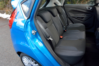 リアシート。フロントの2脚同様、シートバックと座面には、特徴的なしま模様が配される。
    