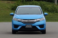 グリルとひとつながりになったヘッドランプやエアインテークなど、顔だけとっても、次期型「フィット」のデザインはこれまでと大きく異なる。