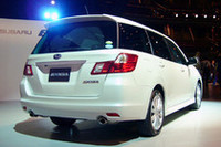 マフラーエンドは、全グレードで左右2本出しとなる。