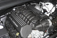 SRT8シリーズに搭載される6.4リッターV8エンジン。半球状の燃焼室を取り入れた特殊なOHVエンジンで、1気筒あたり2本のスパークプラグや可変バルブタイミング、負荷の少ない走行状況下で4気筒を休止する気筒休止システムなどが採用されている。