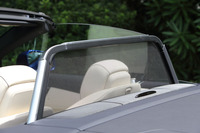 キャビンの後方に備わるドラフトストップ。センターコンソールにあるスイッチで走行中でも出し入れが可能。