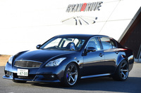 25周年記念車の「A25」。V36型「スカイライン350GT」をベースに、V36型「スカイラインクーペ」のフロントマスクやR34型スカイラインの4灯テールランプなどを採用。トランスミッションは6段MTに換装されている。