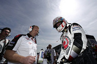 ホンダのジェンソン・バトン（写真右）にとっては早く忘れたい母国GPとなってしまった。予選1回目“Q1”の最初のアタックが不調に終わり、2度目の計測に向かう前に抜き打ち車検で時間を取られ、タイムアップ。19番グリッドと散々なポジションからレースに臨んだが、9周目に自らが撒いたオイルですべりコースアウト、リタイアとなった。チームメイトのルーベンス・バリケロは、予選6位からいつものようにズルズルと後退、ポイント圏外の10位完走。慢性的なレースペースの遅さがまた露呈された。（写真＝Honda）