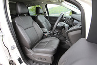 シート表皮は「タイタニアム」がフルレザー、「トレンド」がハーフレザーとなる。