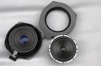 純正ウーファーは左。ボストン・キットには純正ウーファーのブラケットと同じ形状のバッフルボードが付属。