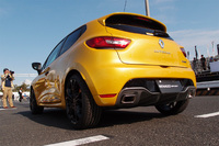 マフラーは2本出し。リアエンドにはディフューザーが備わる。