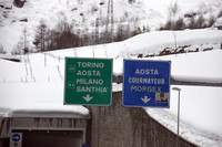 イタリアとフランスをつなぐモンブラン・トンネルのイタリア側で。各道路の制限速度を示した標識。