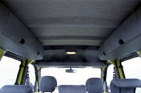 前後席の上部に備わる、飛行機の荷物入れのような「オーバーヘッドコンソール」。後席側はフタ付きで、間仕切りがないため、たたんだ釣り竿なども入れられる。