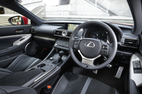 インテリアは、基本的に「RC F」（写真）と「RC」で共通。太めのステアリングホイールや各所のブルーステッチなどは、前者だけに見られるディテールだ。