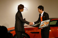 『テニスの王子様』の作者である許斐 剛さん（写真左）もスペシャルゲストとして登場。「ジャガーにある躍動感と彼のプレイスタイルがマッチしてるので、それを表現してみました。テニスコートで大暴れしてほしい」とコメントした。