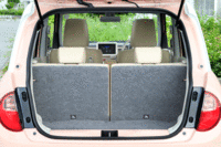 ラゲッジルームの容量は、従来モデルより30リッター大きい115リッター。よく見ると、テールゲート開口部の上部や、リアウィンドウの熱線にも“うさぎマーク”が潜んでいる。（写真をクリックすると、シートの倒れる様子が見られます）
    
