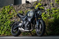 ミドル級ネイキッドの完成形！ 大幅改良を受けた「トライアンフ・トライデント660」の走りを試す。