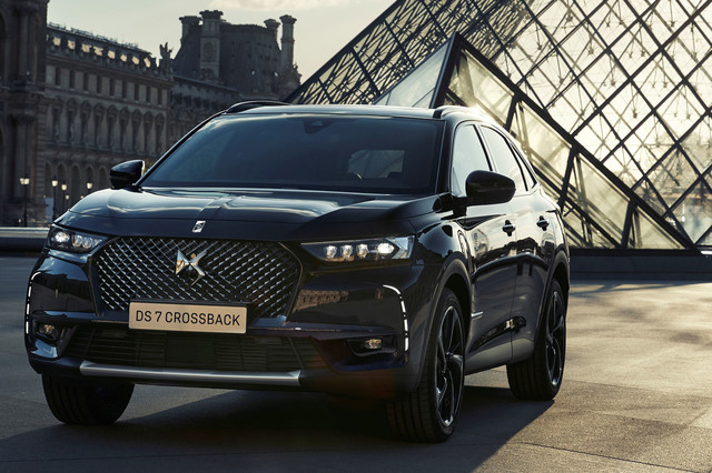 ルーヴル美術館をモチーフにした「DS 7クロスバック」の特別仕様車発売