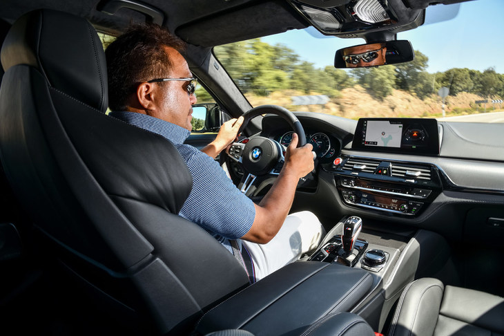 「M5コンペティション」をドライブする筆者。今回の試乗会は、スペイン・マラガの一般道およびプライベートサーキットで行われた。