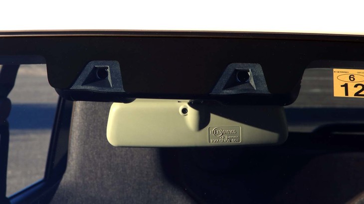 キャビン前方のステレオカメラを使って衝突被害を軽減する「デュアルカメラブレーキサポート」は、全グレードに標準装備される。