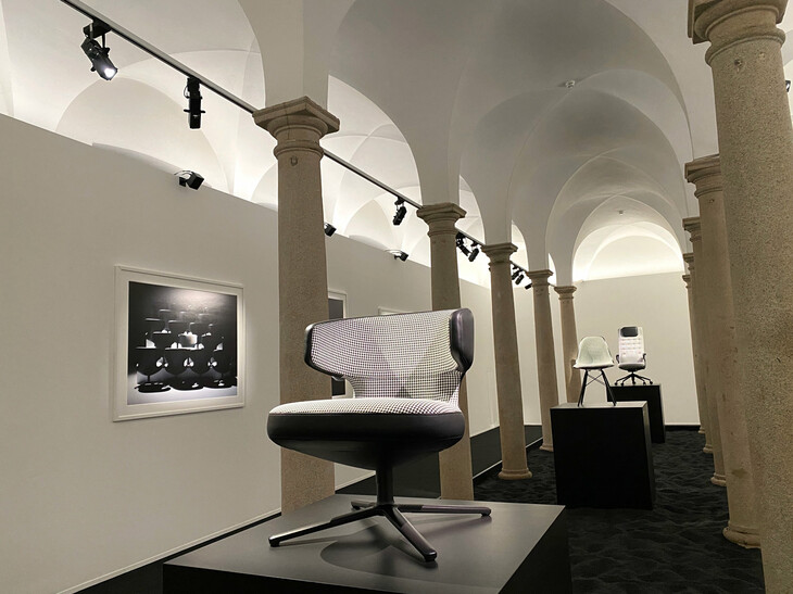 ポルシェは、スイスの家具ブランド、ヴィトラとコラボレーション。「356」や「911」のシートに用いられてきた千鳥格子をあしらったチェア3点を公開した。これはヴィトラの定番商品「プティ・ルポ」をベースにしたもの。99脚限定で、イタリア国内販売価格は、3911ユーロ（約64万円）。