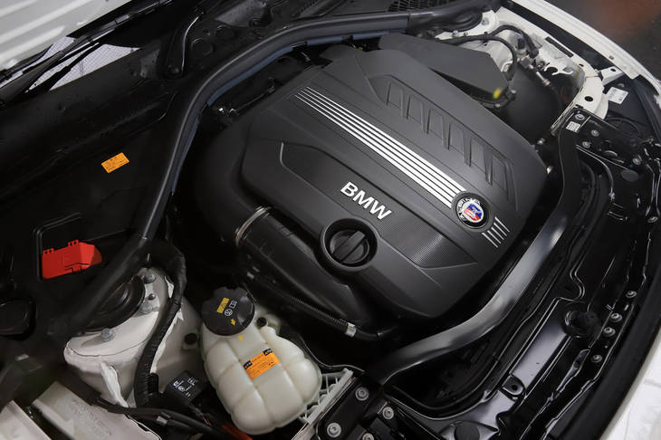 「D4ビターボ」に搭載される3リッター直6ディーゼルターボエンジン。多岐にわたる改良により、出力向上とトルクアップに加え、軽快な吹け上がりや高い燃費性能も実現している。