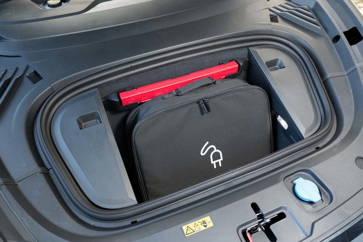 フロントフード下にも収納スペースが用意されている。普通充電用のケーブルがぴったり収まる。