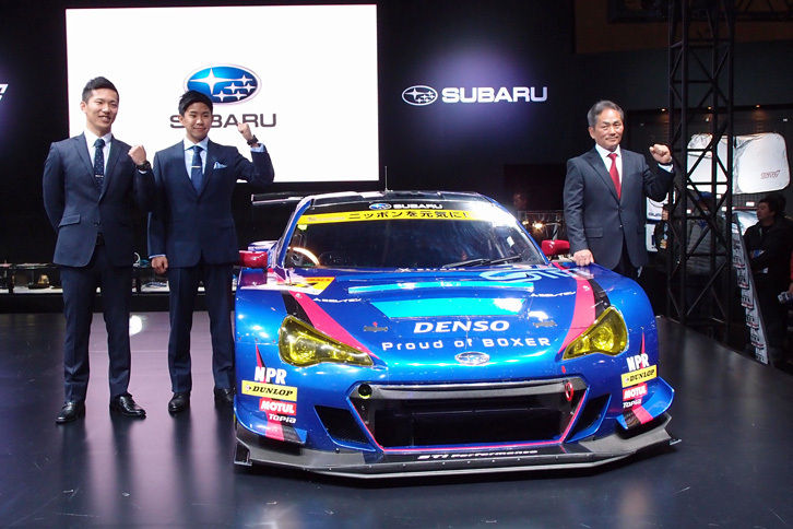 レーシングカー「スバルBRZ GT300 2016」を囲んでフォトセッションに臨む、（写真左から）ドライバーの山内英輝と井口卓人、そして辰己英治総監督。