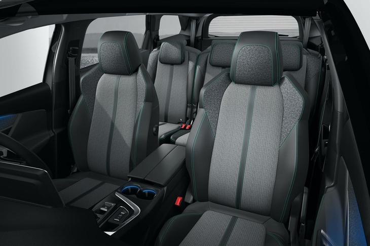 こちらは「アリュール」グレードのシート。表皮にはファブリックとテップレザーが採用されている。