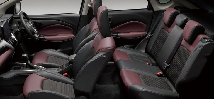 「フロンクス」の室内。コンパクトな車体でありながら、後席の足もとにはゆったりとした空間を確保。快適性も重視しており、かさ増ししたダッシュインナーサイレンサーや遮音壁などをボディー各所に配置することで、高い静粛性を実現しているという。