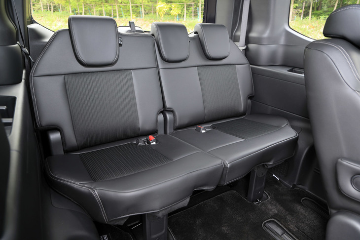 大幅に快適性が向上した3列目シート。背もたれの大型化や座面の肉厚化によって座り心地が改善したほか、遮音材・吸音材の追加採用により、静粛性も向上している。（写真：荒川正幸）