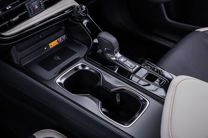 NX450h＋“バージョンL”（カップホルダー）