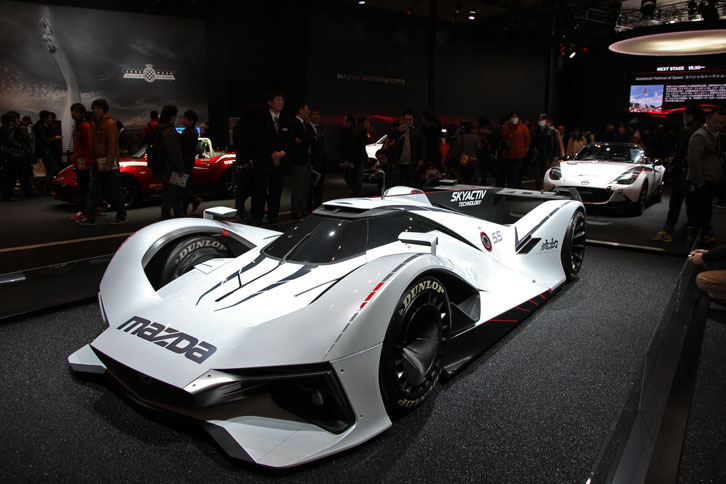 「LM55 ビジョン グランツーリスモ」が前面に立って来場者を迎えるマツダのブース。その後ろは「ロードスターNR-Aレーシングスペック」。