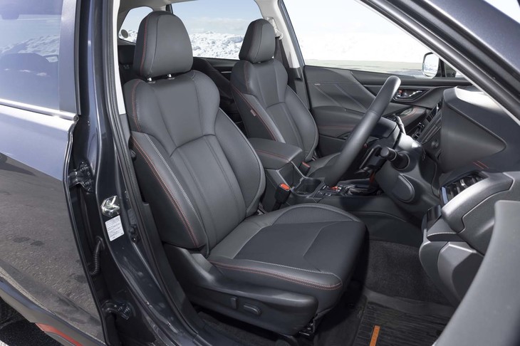 はっ水加工が施されたポリウレタンシート表皮を採用。「X-BREAK」ではシートヒーターが標準装備。