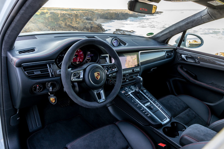 センターコンソールに10.9インチのフルHDタッチスクリーンを配置した「マカンGTS」のインストゥルメントパネル。音声認識機能を持つコネクティビティーシステム「ポルシェコミュニケーションマネージメント（PCM）」も搭載している。アルカンターラのステアリングホイールはオプションアイテム。