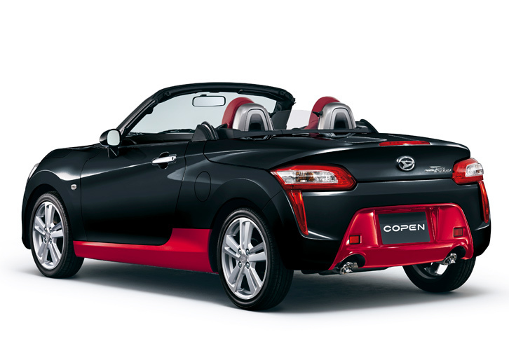 「カラーフォーメーション type A」が選択された「ダイハツ・コペン ローブ」のリアビュー。