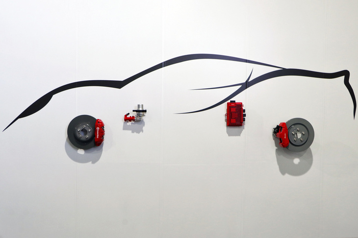 「センシファイ」は、バイワイヤ式のブレーキから発展した統合ブレーキシステムである。車両に搭載される4つのブレーキを、個別に制御する点が特徴となっている。