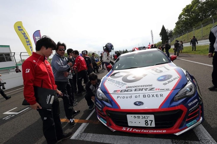 次はプロフェッショナルシリーズのヒート1です。いつもチームスタッフと笑顔でお話ししてから乗り込む久保選手ですが、今大会はグリッドでの雰囲気が違い、かなり緊張感がありました。レースが始まると各コーナーでバトルが繰り広げられ、一時も気が抜けない展開でした。久保選手も序盤から攻めていましたがポジションアップできず12位でチェッカーを受けました。